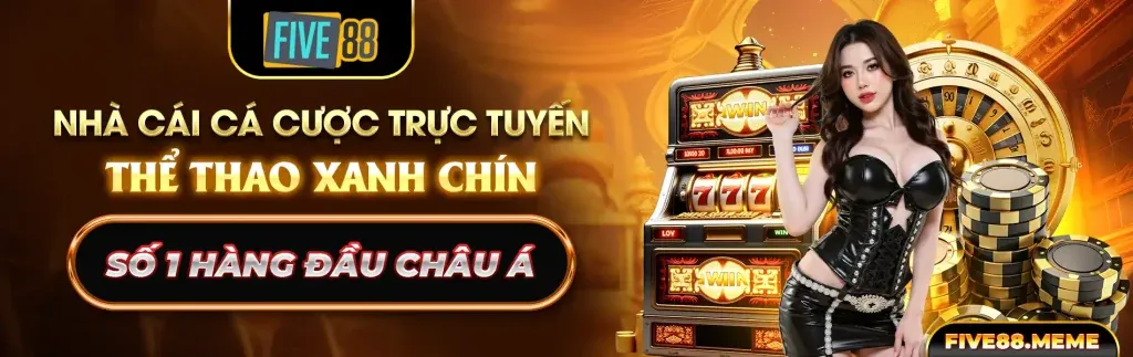 Vận động viên tennis đang giao bóng trên sân đất nện, thể hiện sự tập trung và kỹ năng của môn thể thao này tại awin68